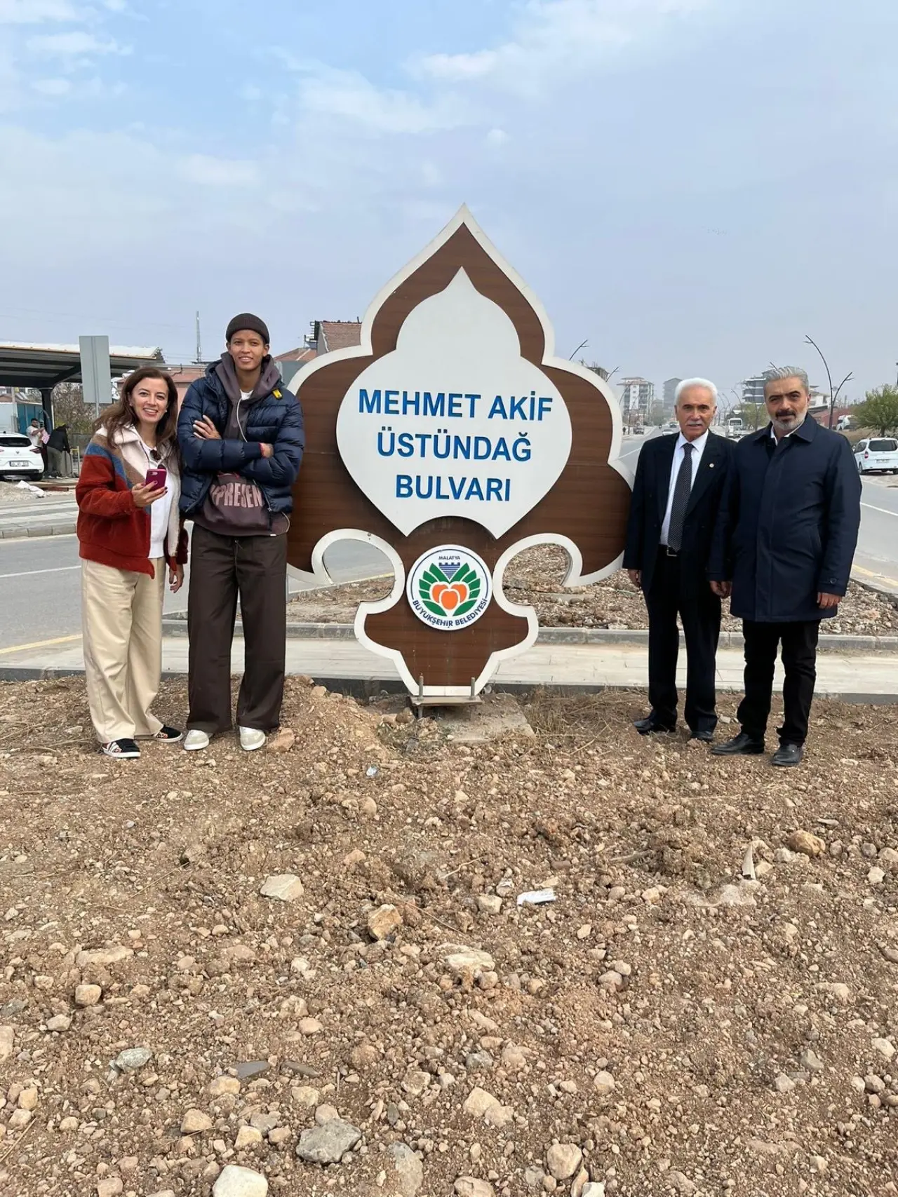 Melissa Vargas'ın Malatyalı hayranlarıyla fotoğraf çektirmesi ve Mehmet Akif Üstündağ Bulvarı önündeki pozu