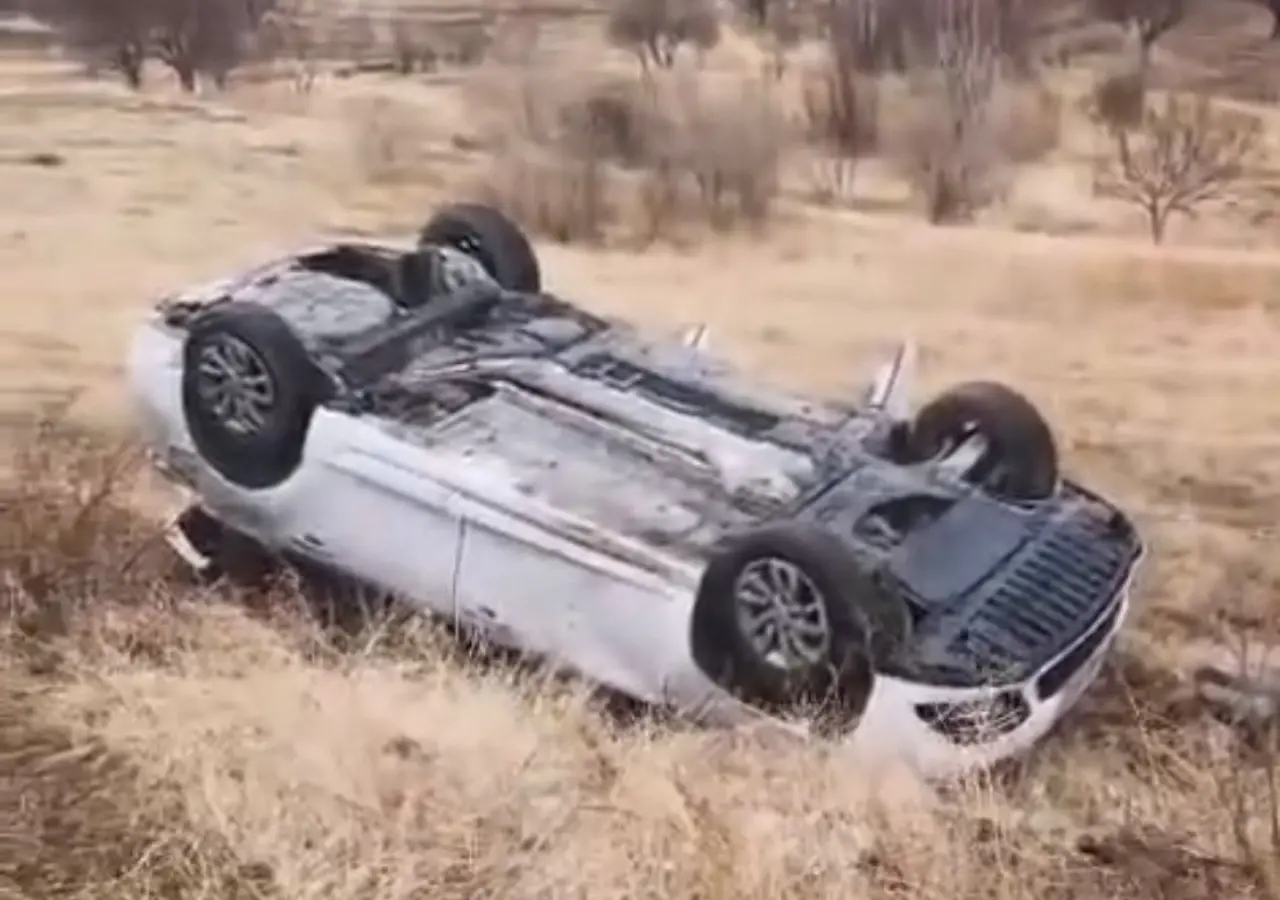 Hekimhan Söğüt Mahallesi'nde şarampole yuvarlanarak ters dönen otomobil.