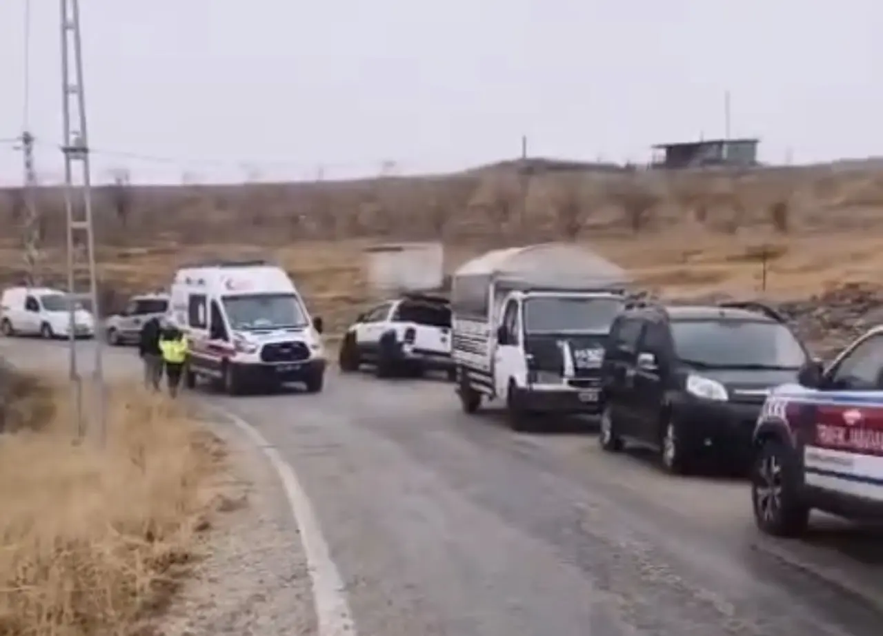 Olay yerine gelen sağlık ekiplerinin yaralılara ilk müdahalesi ve ambulans.