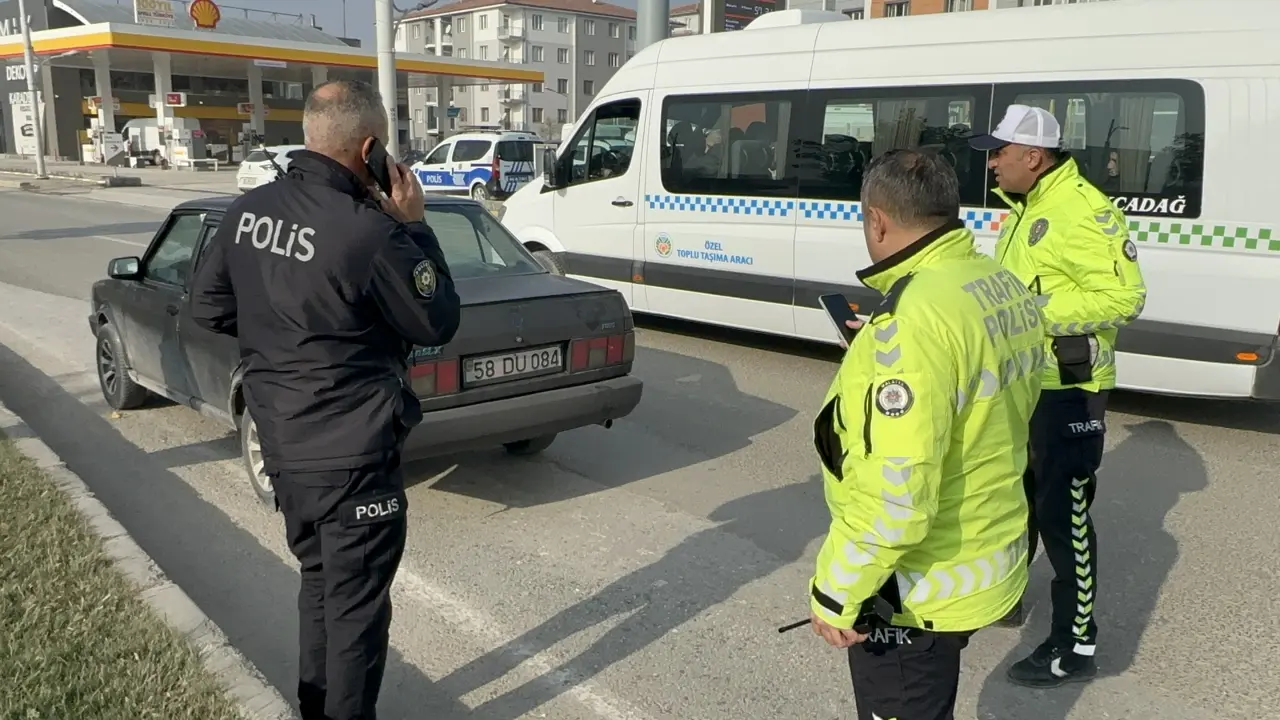 Malatya Çevreyolu üzerinde yol ortasında terk edilen 58 plakalı çalıntı otomobil ve polis incelemesi
