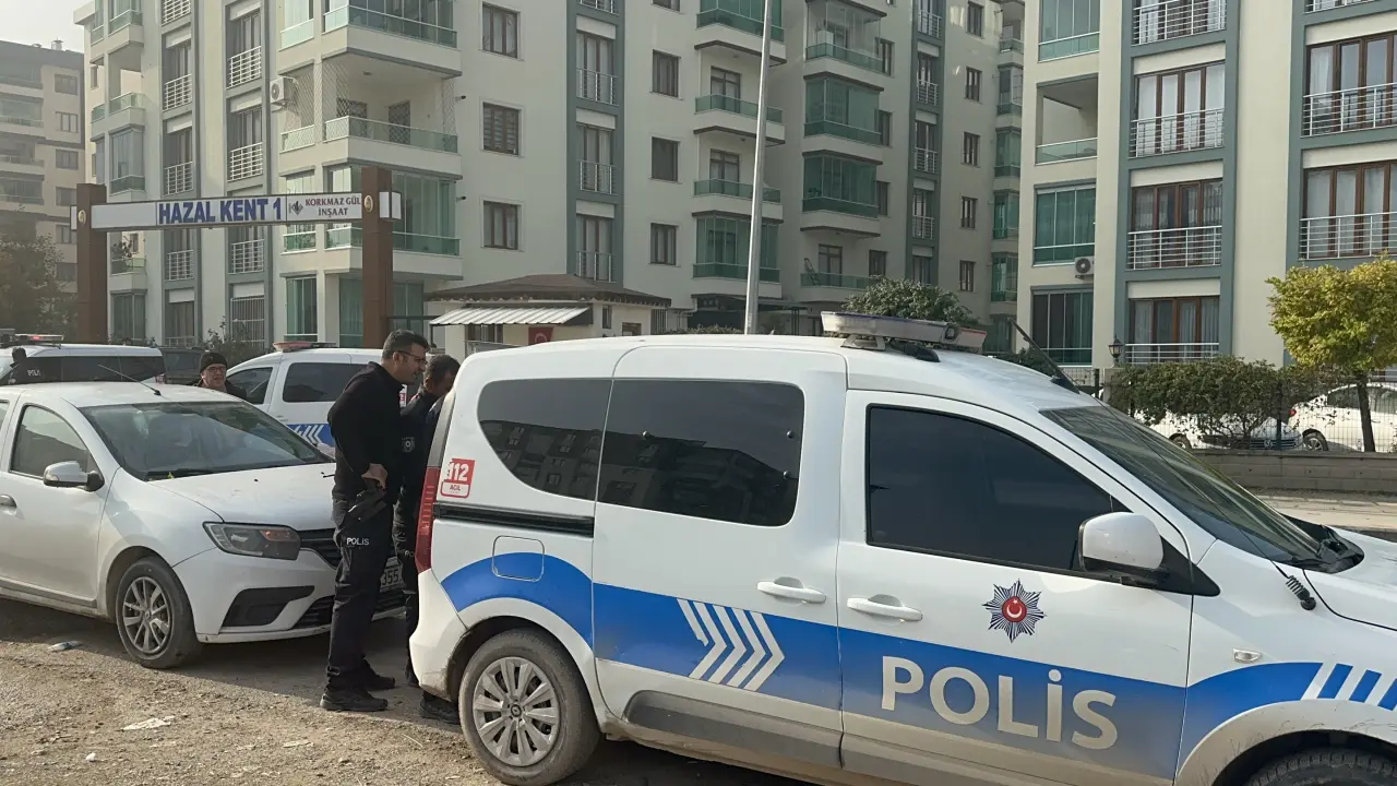 Kovalamaca sonucu sitede yakalanan şüphelilerin polis aracına bindirilmesi