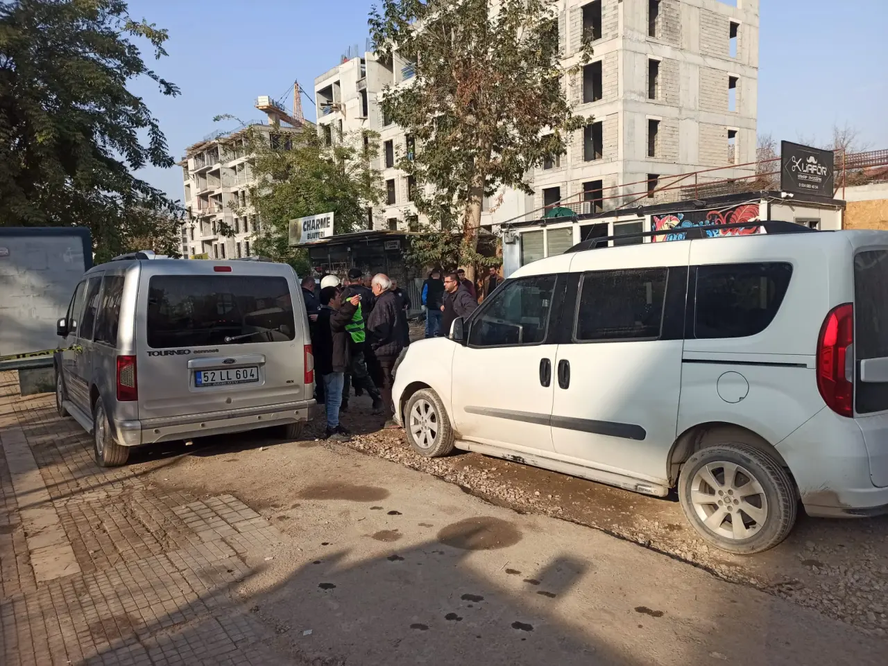 Malatya Fuzuli Caddesi'nde silahlı kavganın yaşandığı berber dükkanı önünde polis ekiplerinin güvenlik önlemi.