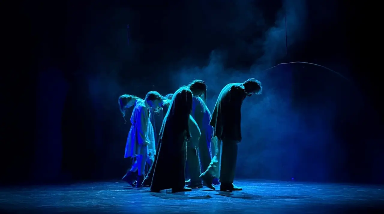 Sefiller oyunundan dramatik bir sahne ve dönem kostümleriyle oyuncular