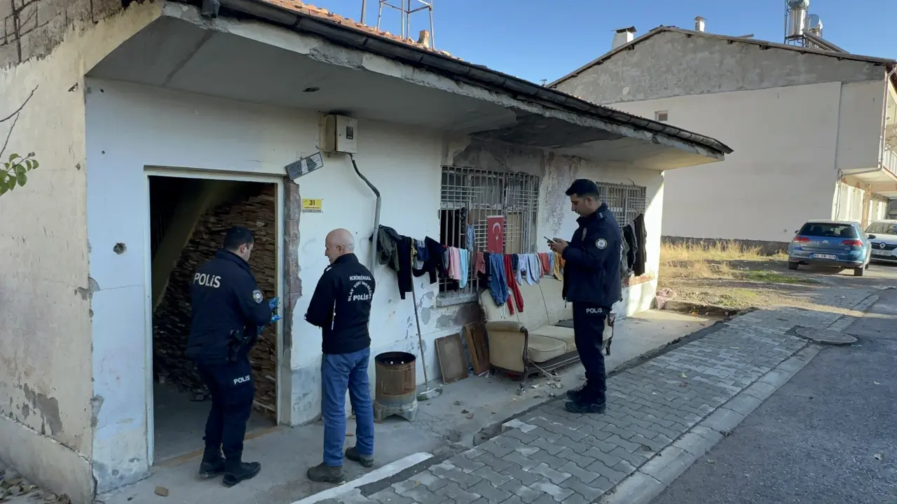 Olayın yaşandığı Battalgazi Çöşnük Mahallesi'ndeki evin önünde polis ve olay yeri inceleme ekiplerinin çalışması.