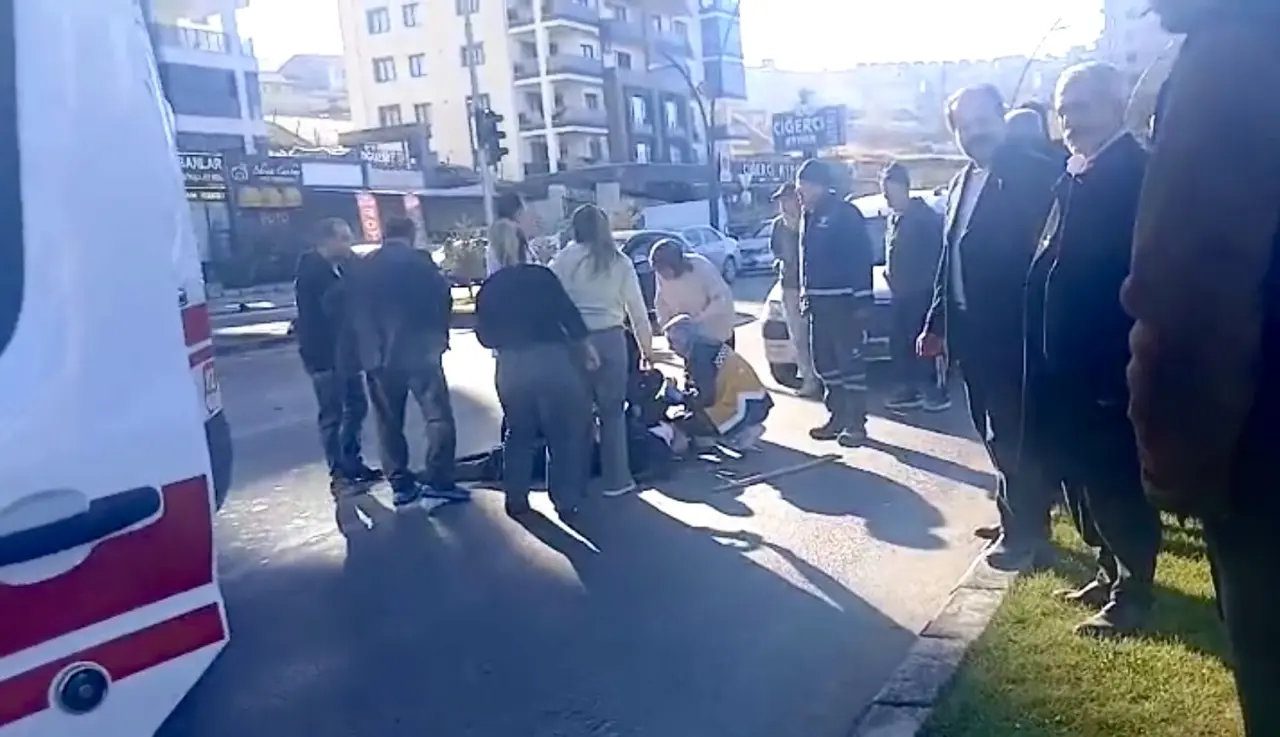 Malatya Tecde Mahallesi Ziraat Bankası önünde meydana gelen kaza yeri ve sağlık ekipleri