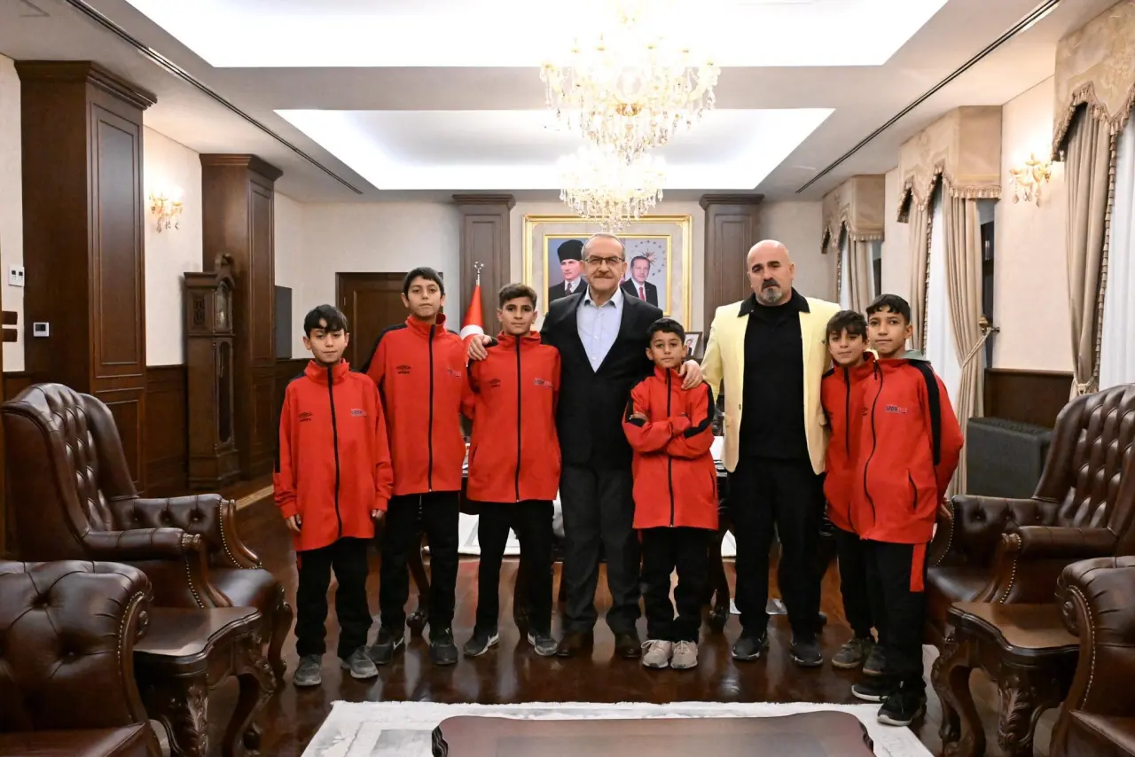 Malatya Valisi Seddar Yavuz'un, milli takıma davet edilen genç hokeyciler ve antrenör Savaş Yılmaz ile makamında görüşmesi