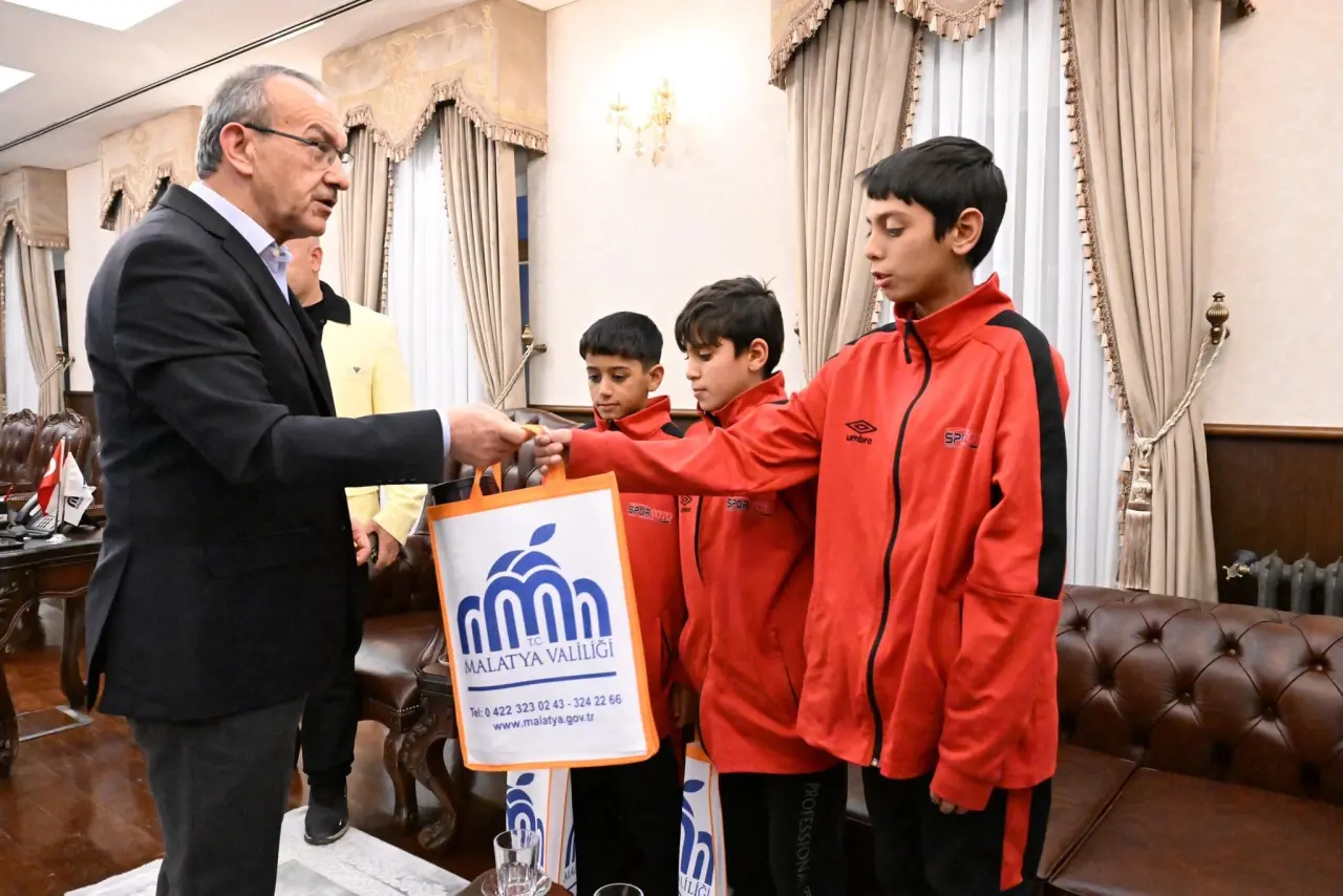 Vali Yavuz ve genç sporcuların ziyaret anısına çektirdiği toplu hatıra fotoğrafı