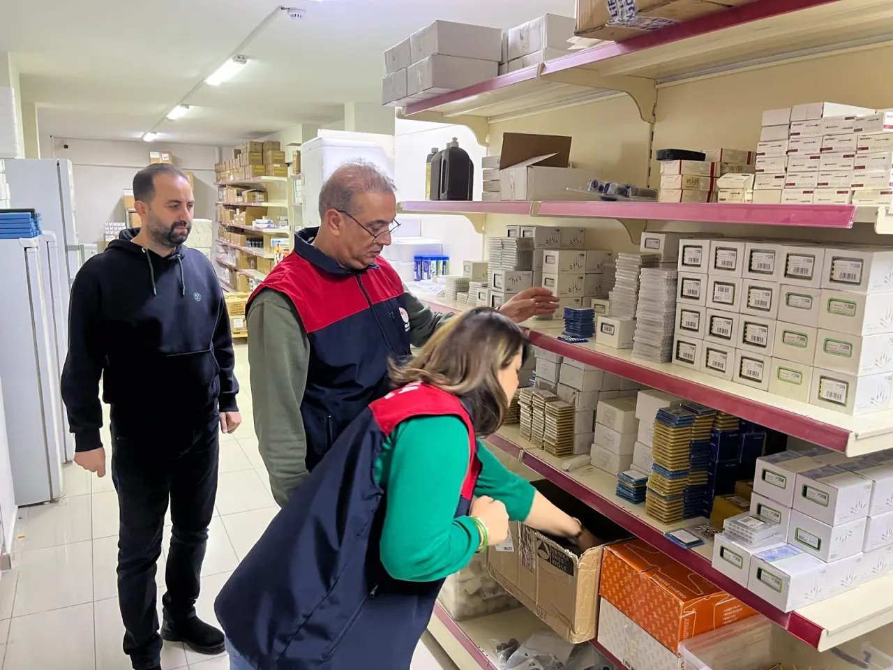 Malatya Tarım ve Orman İl Müdürlüğü ekiplerinin bir veteriner kliniğinde yaptığı ilaç ve belge denetimi