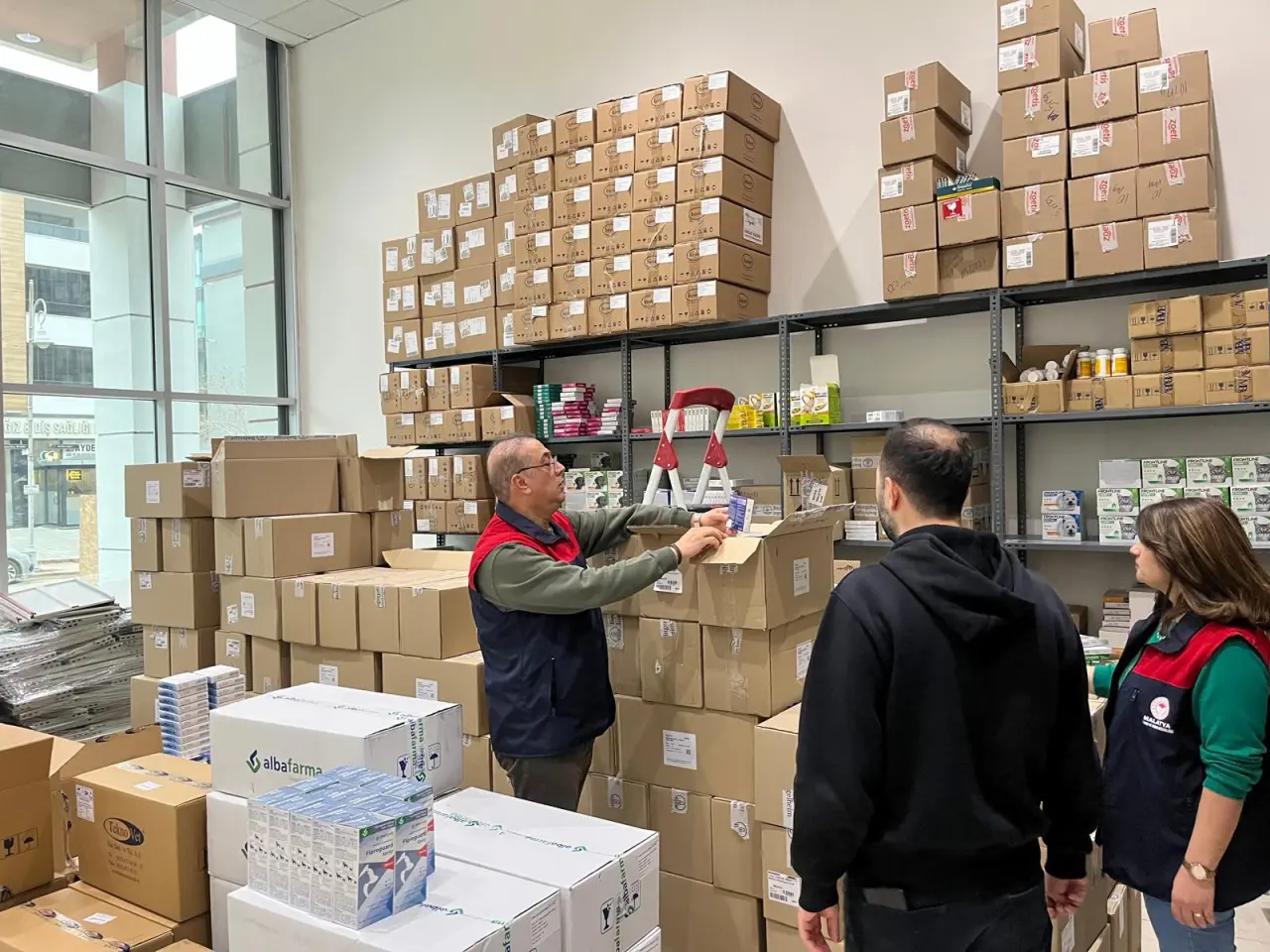 Veteriner ecza dolaplarını ve tıbbi ürünleri kontrol eden görevliler