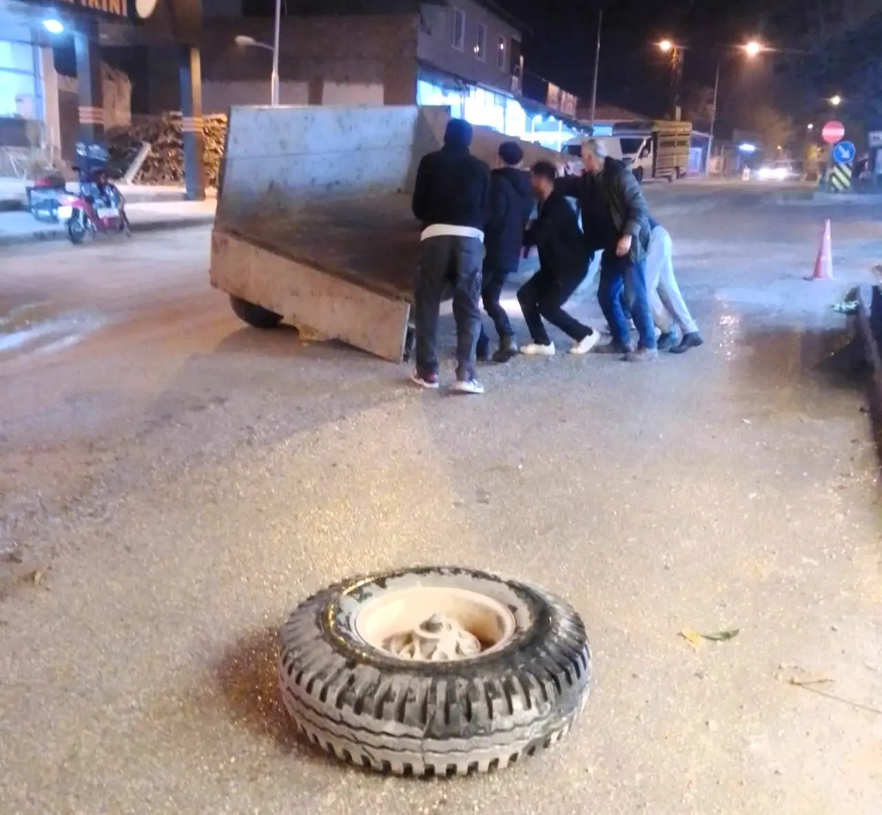 yol ortasında tekeri kopan traktör