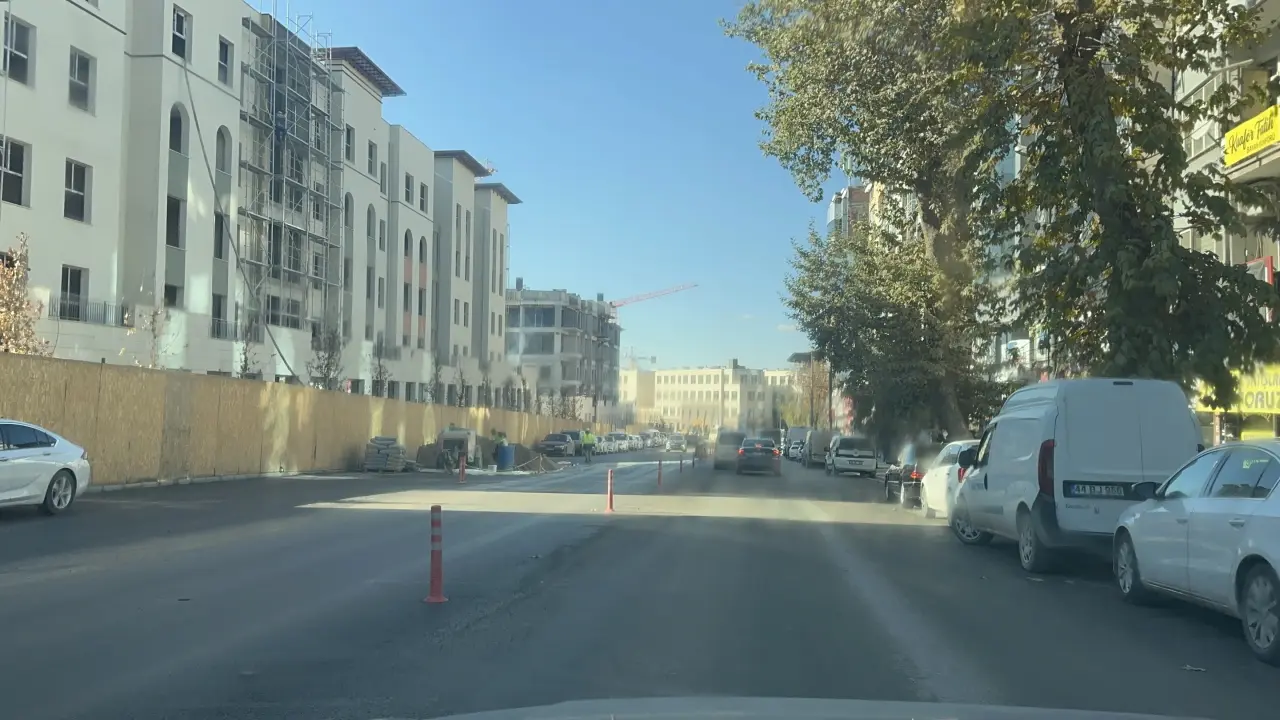 Malatya Atatürk Kışla Caddesi çift şerit yol ve trafik durumu