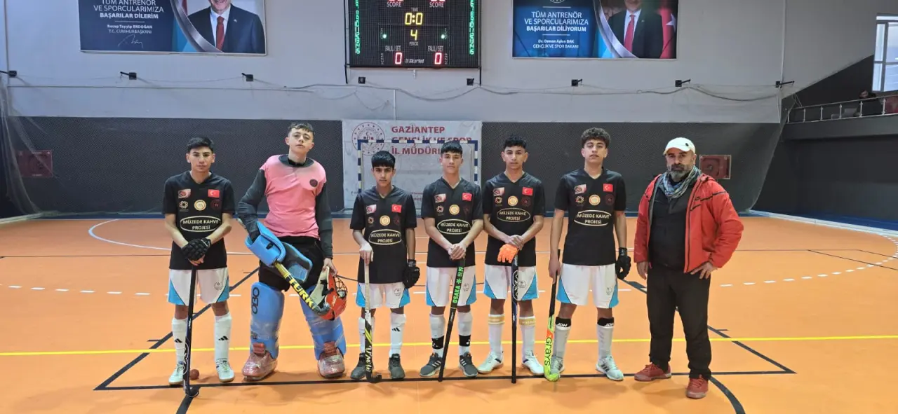 Hokey Antrenörü Savaş Yılmaz ve Malatya sporcuları