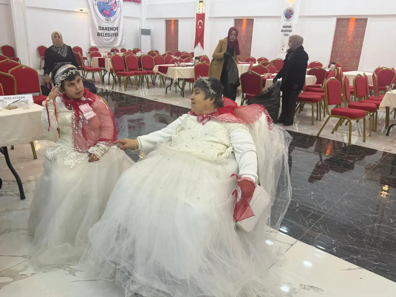 Darende'de gelinlik giyen engelli kardeşler Firaz ve Senem Tezcan