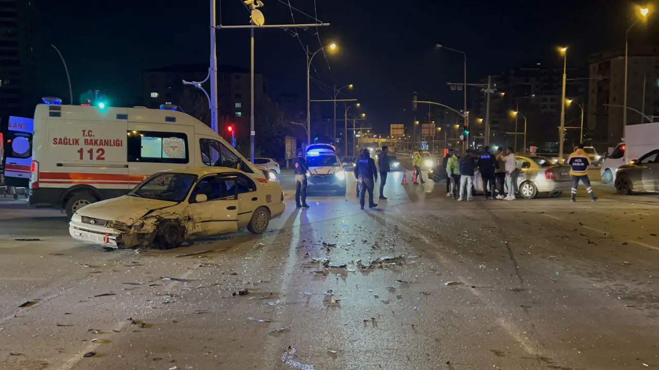Malatya Çöşnük Kavşağı trafik kazası olay yeri ve ambulanslar