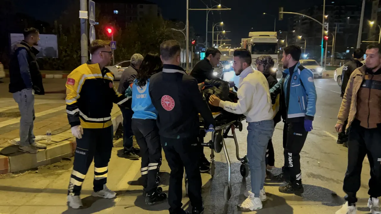 Çöşnük'te çarpışan hasarlı otomobiller ve polis incelemesi