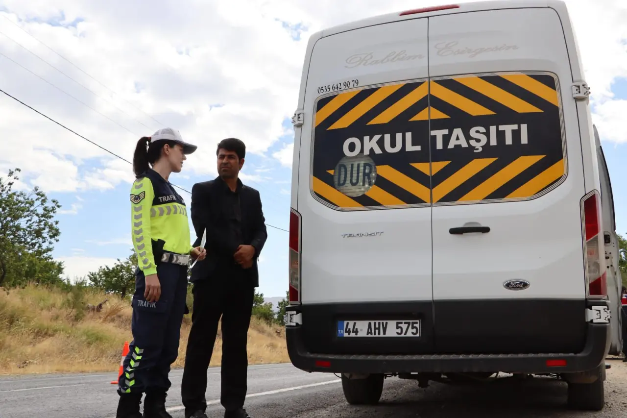 Malatya trafik polisi denetimi ve okul servisi kontrolü