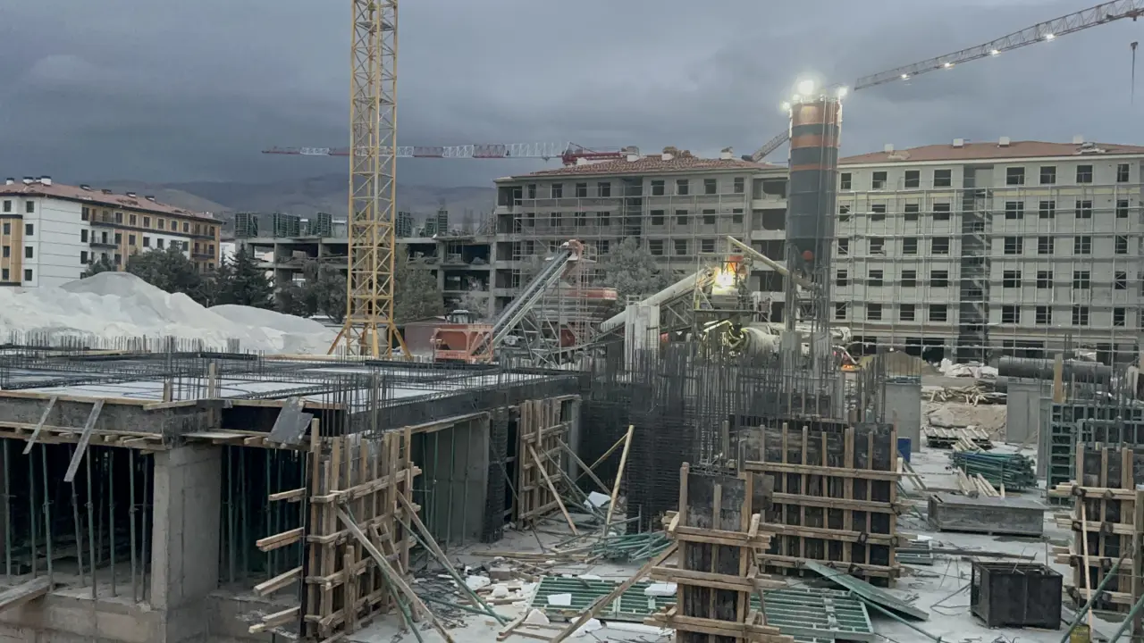 Malatya inşaat şantiyesi ve çalışan işçiler genel görünüm