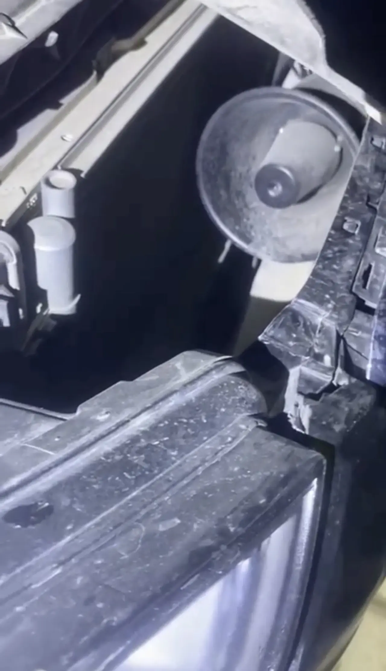 Araç ön tamponuna gizlenmiş çakar ve siren tertibatı