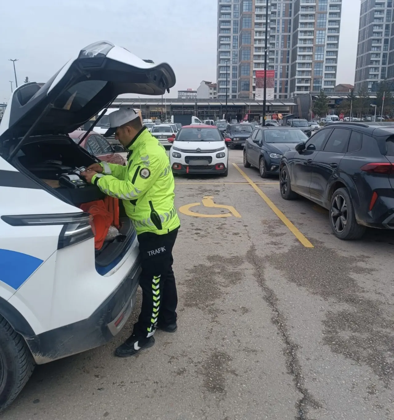 Engelli park yeri tabelası ve yer işareti