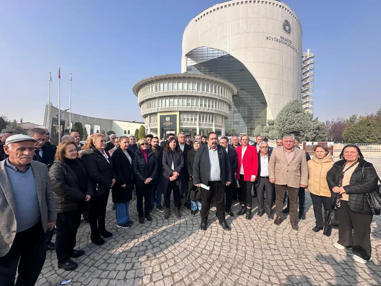 CHP Malatya İl Başkanı Barış Yıldız Büyükşehir Belediyesi önü basın açıklaması
