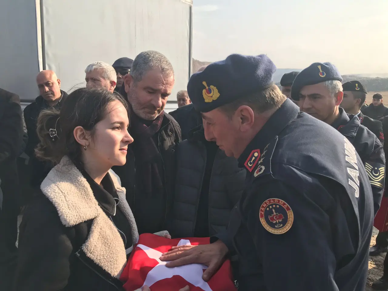 Çetin Apohan cenazesi Türk Bayrağı kızına teslim anı