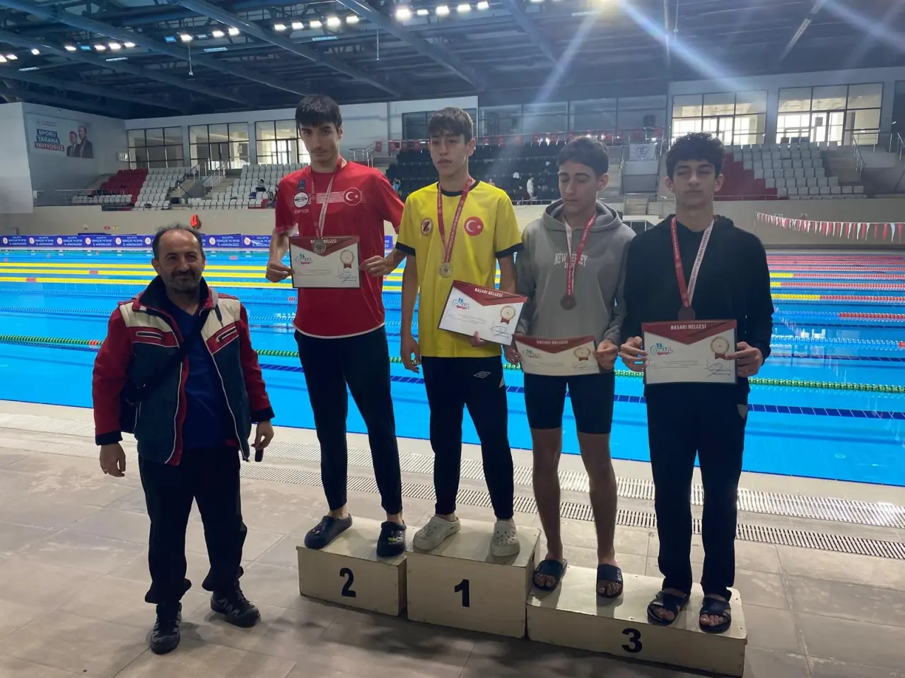 Malatya yüzme il birinciliği ödül töreni ve madalya alan öğrenciler