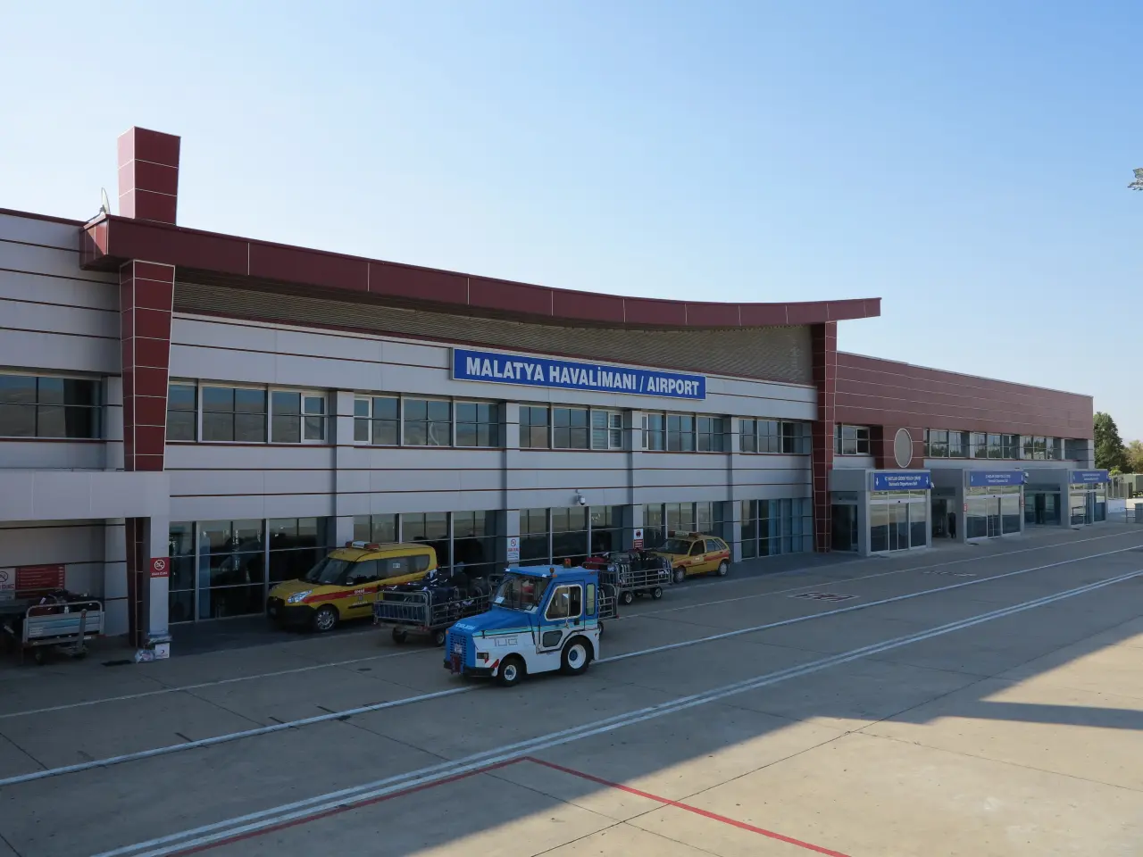 Malatya Havalimanı terminal binası ve yolcular