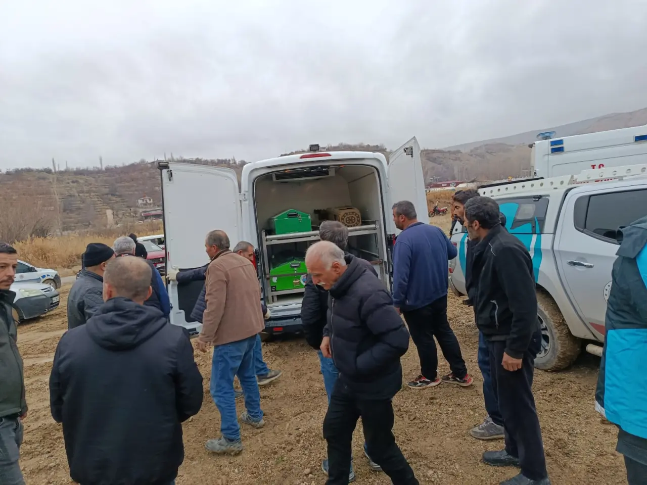 Malatya Darende jandarma ve AFAD ekipleri cenaze nakil