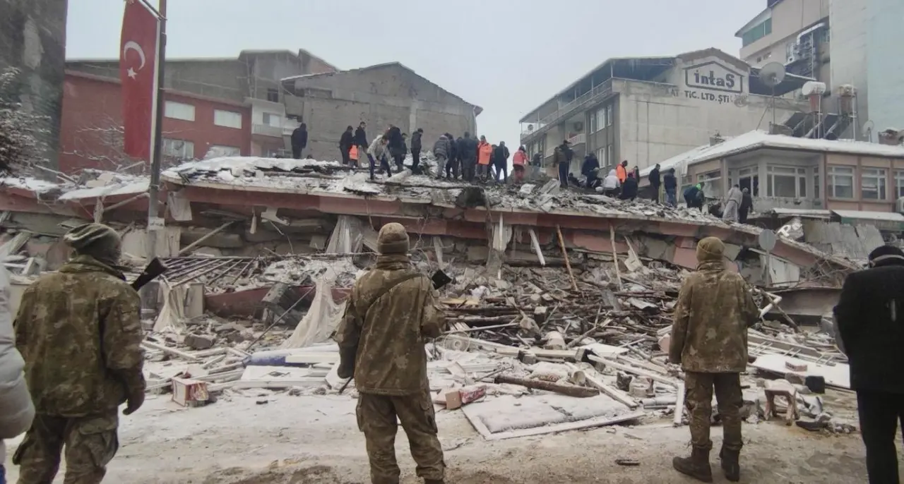 Depremde yıkılan bina enkazı ve arama kurtarma çalışmaları