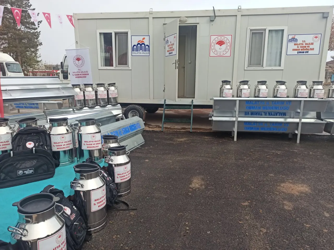 Malatya İl Tarım Müdürlüğü dağıtılan çoban evleri ve tarım ekipmanları