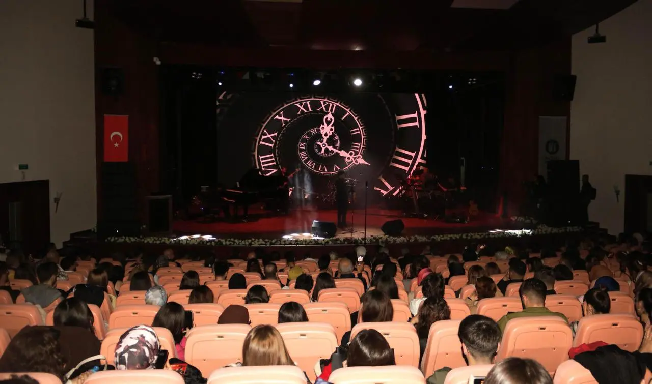 İnönü Üniversitesi 50. yıl solo keman konseri sahne performansı