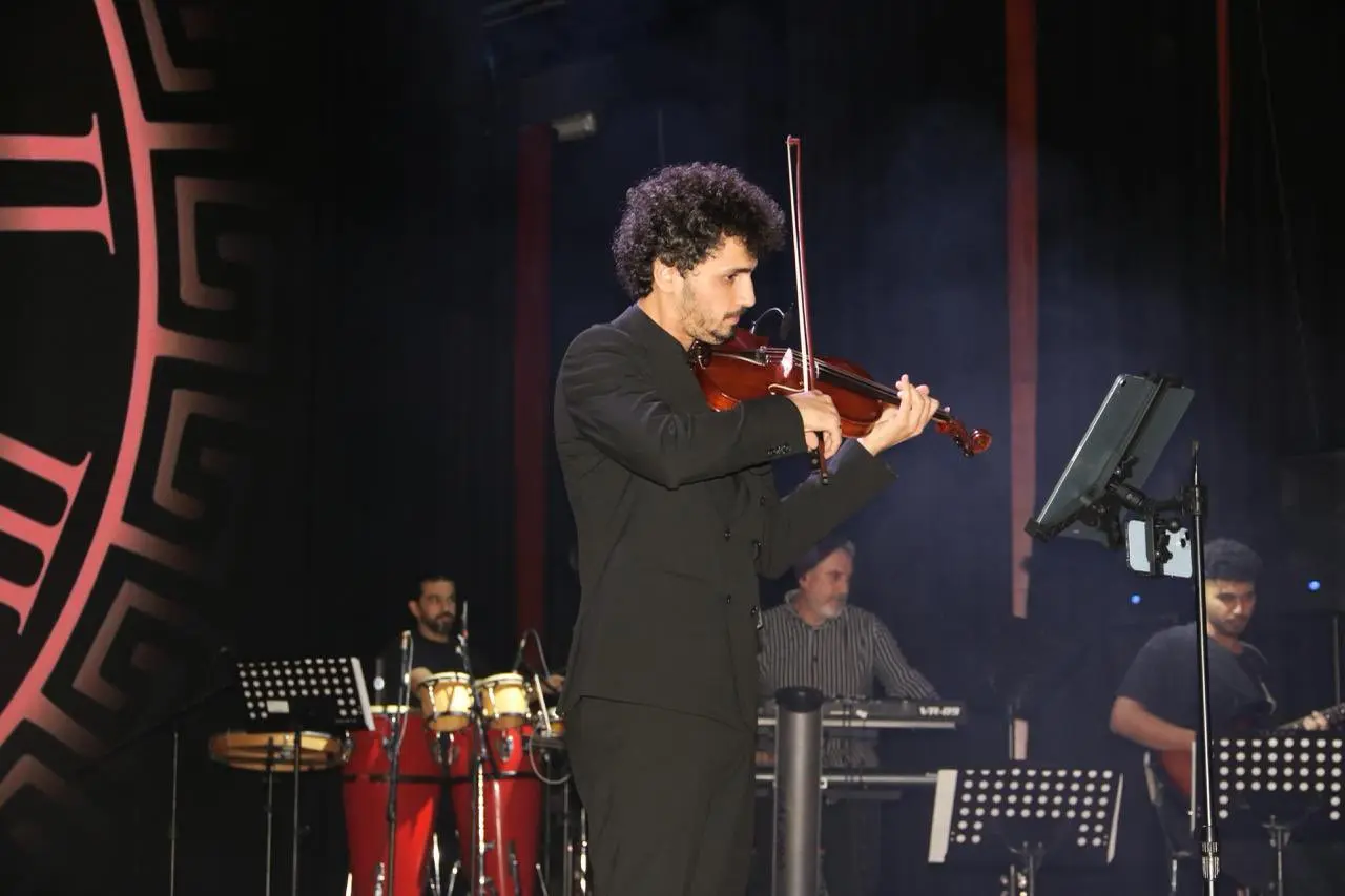 Doç. Dr. Hayri Akbudak keman çalarken