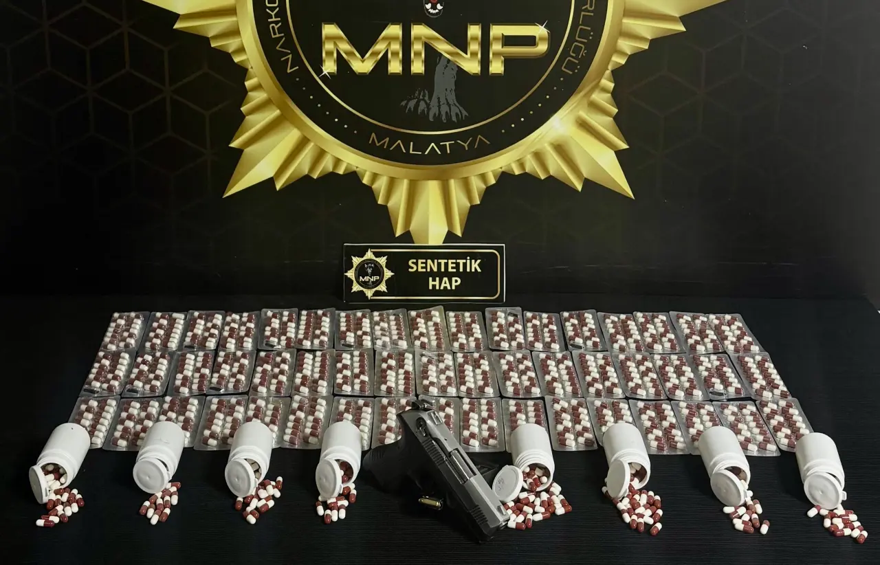 Malatya narkotik operasyonu ele geçirilen haplar ve silah