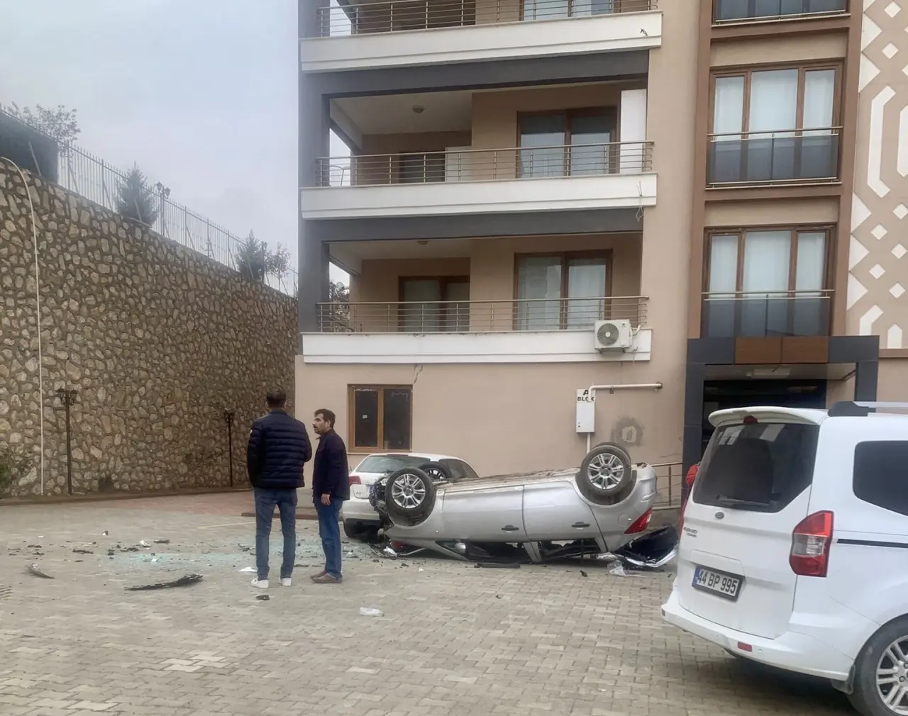 Malatya Çöşnük Mahallesi site bahçesine uçan ters dönmüş araç