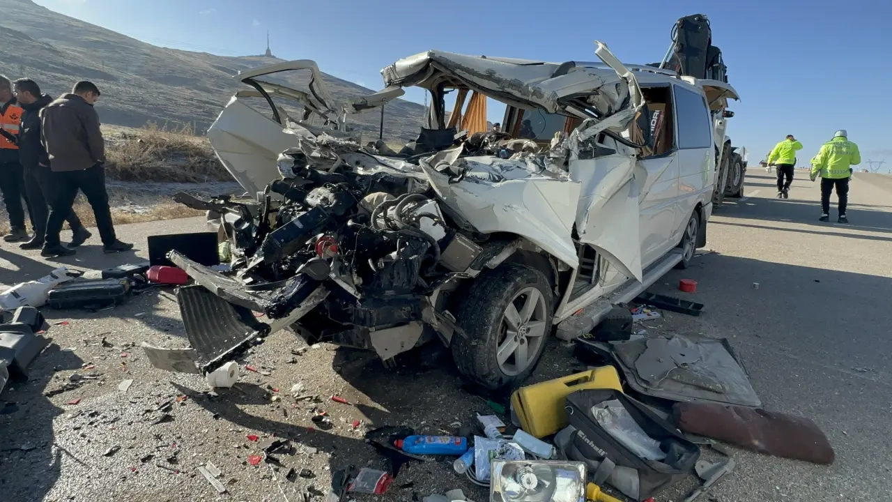 Malatya Akçadağ Kozluca trafik kazası hurdaya dönen minibüs
