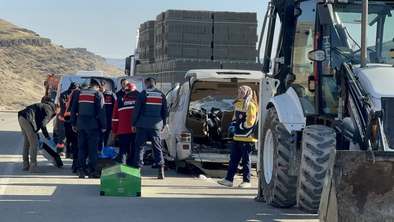 Akçadağ'da ölümlü kaza itfaiye ve sağlık ekipleri müdahalesi