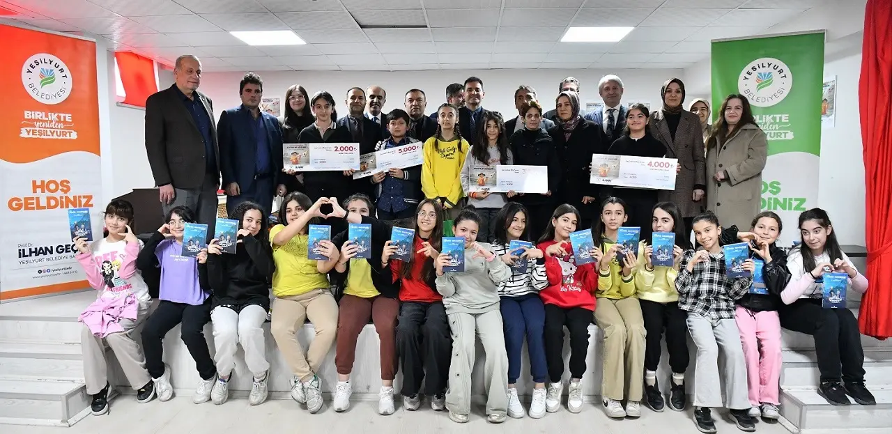 Mektup okuyan öğrenci ve duygulanan katılımcılar