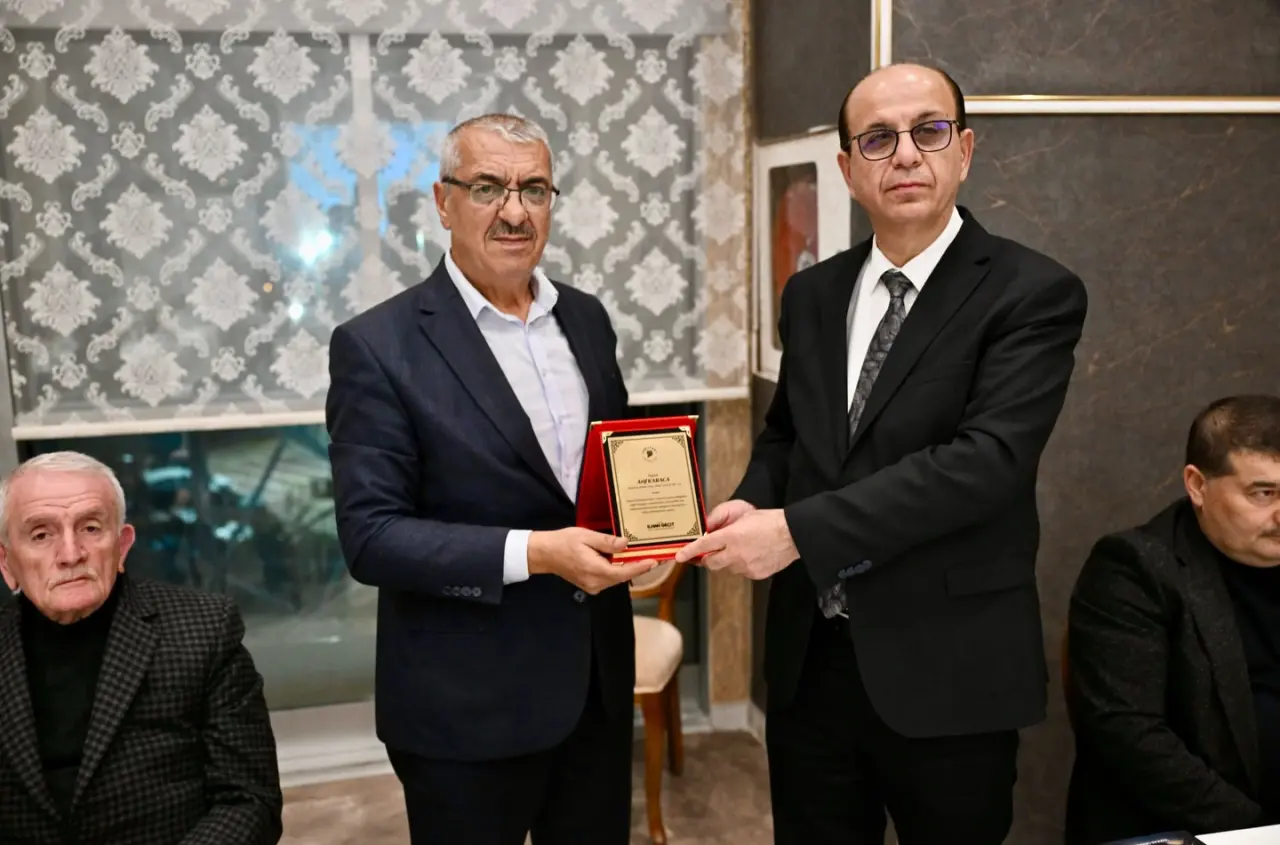 İlhan Geçit hayırseverlere plaket takdimi