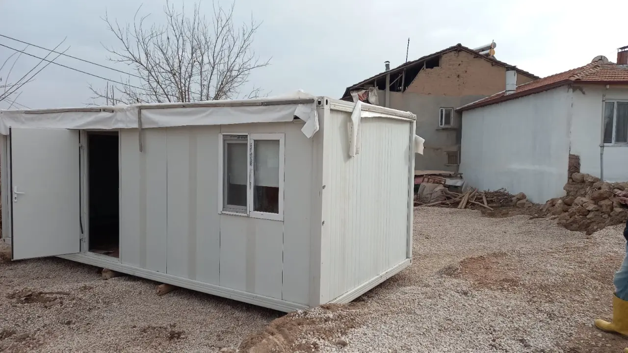 Hüseyin Atılgan'a verilen AFAD konteyneri ve yardım malzemeleri