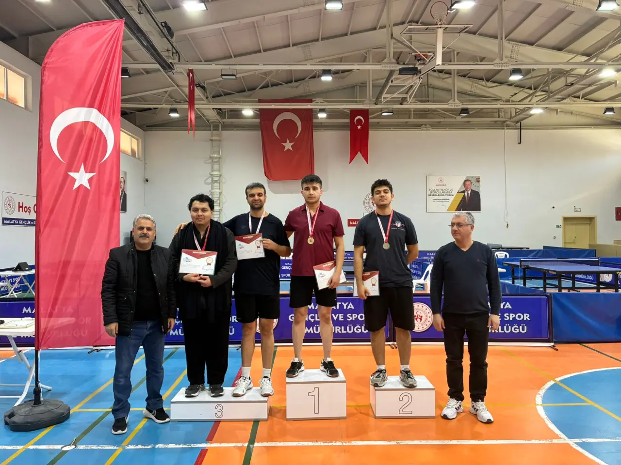 Yakınca Spor Salonu masa tenisi oynayan öğrenciler