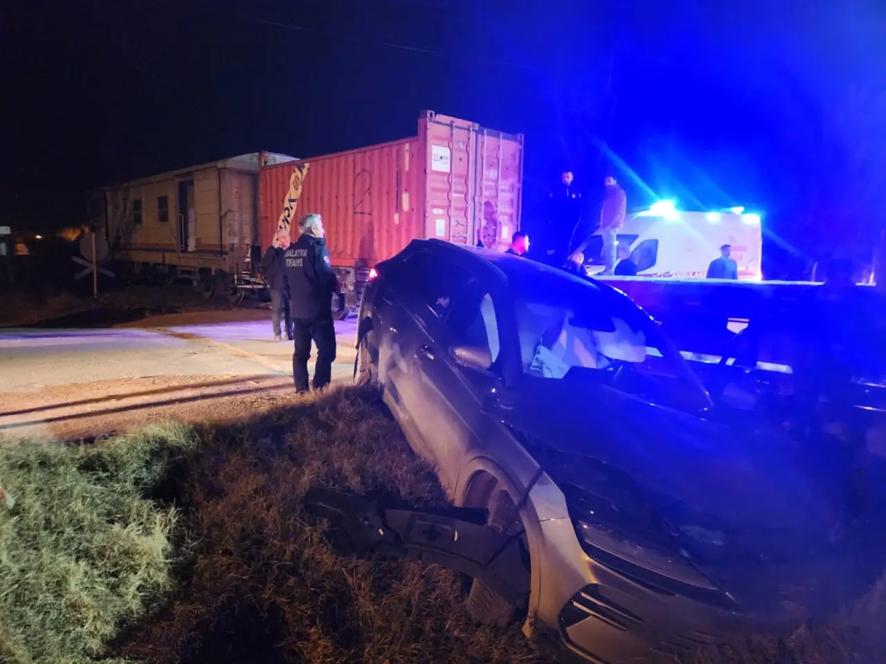 Dolamantepe Mahallesi tren kazası olay yeri polis ve sağlık ekipleri
