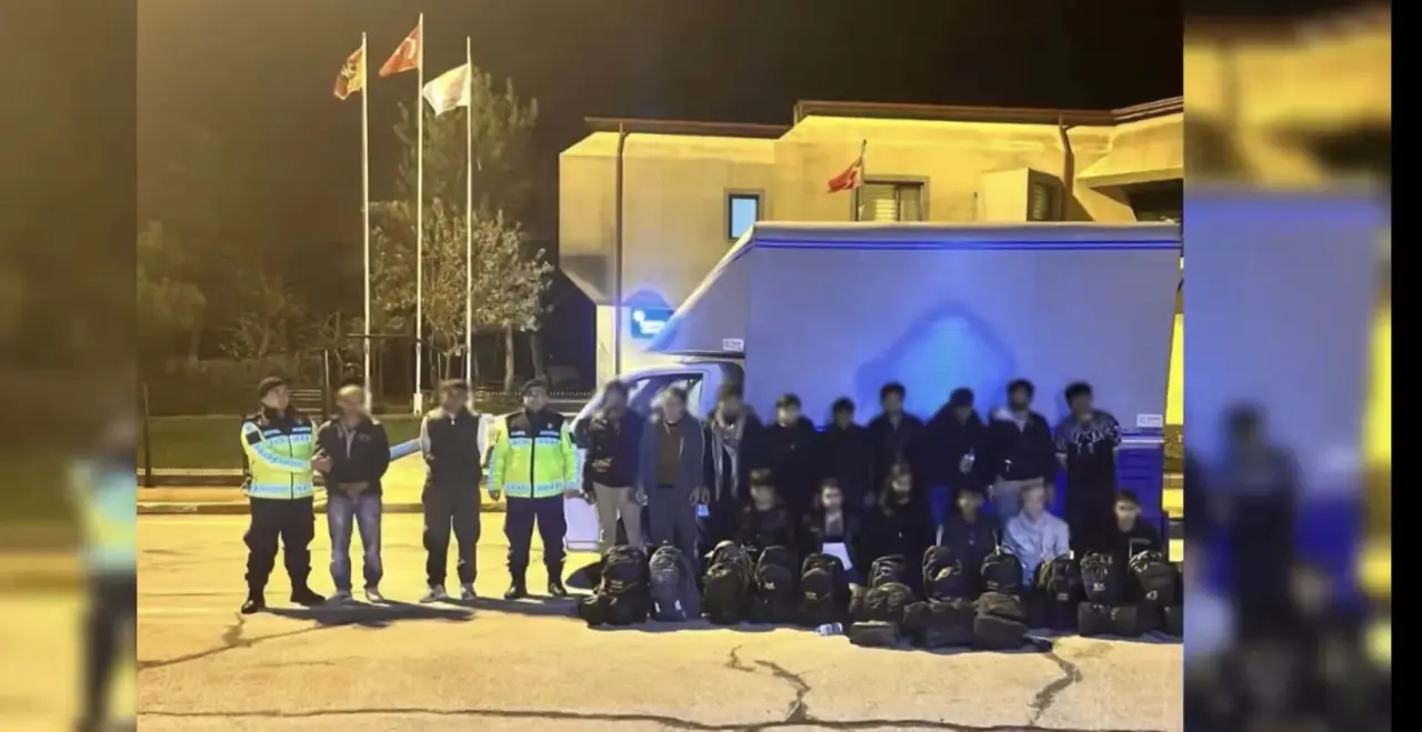 Yakalanan düzensiz göçmenler ve güvenlik güçleri