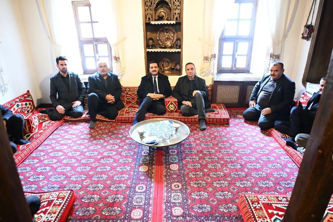 Tarihi Poyraz Konağı Bayram Taşkın ve muhtarlar