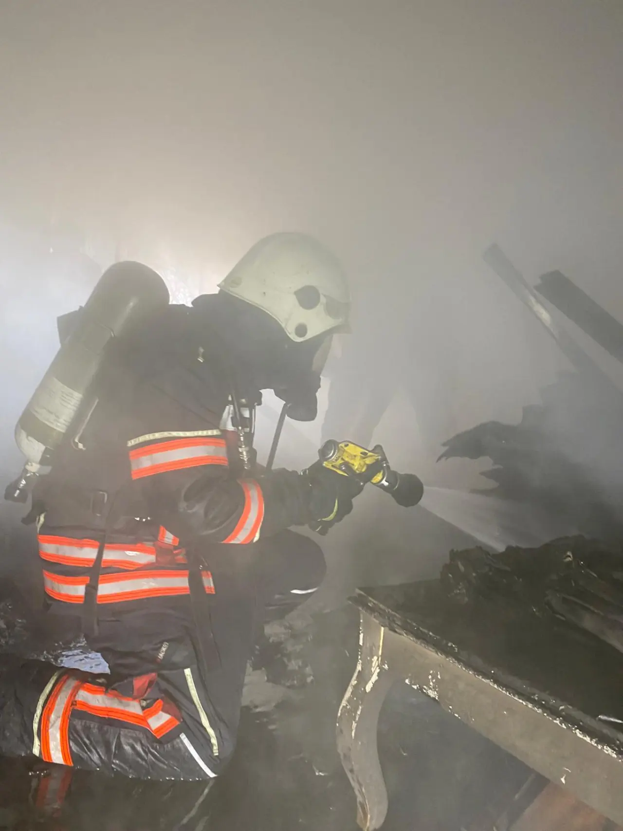 Yanan evden geriye kalan hasar ve kül olmuş eşyalar