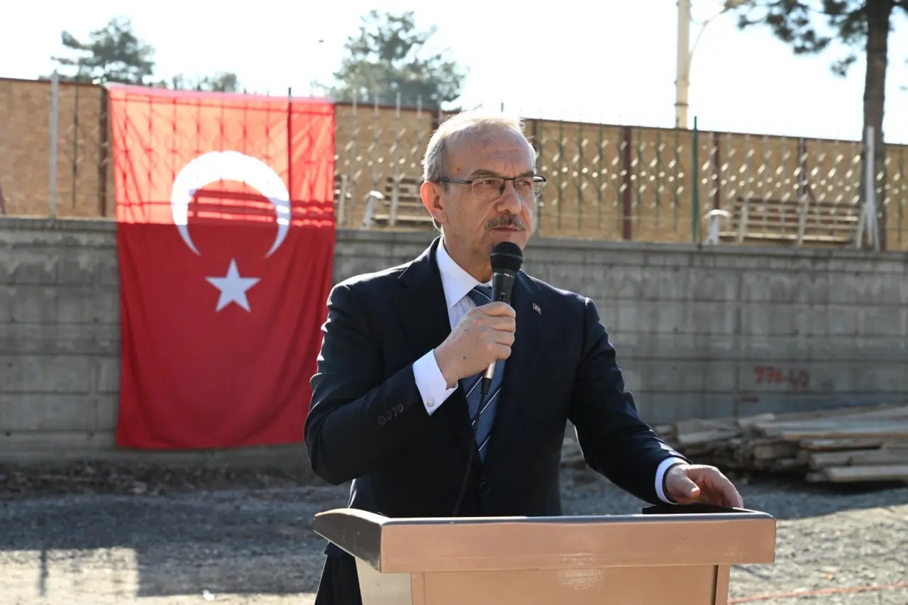 Vali Seddar Yavuz ve Nüvit Karagözlü temel atma konuşması
