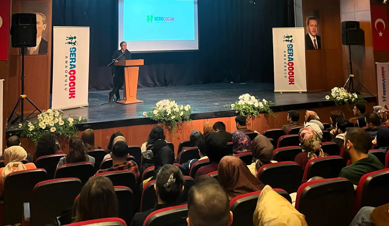 Sera Çocuk Anaokulu semineri katılımcı veliler