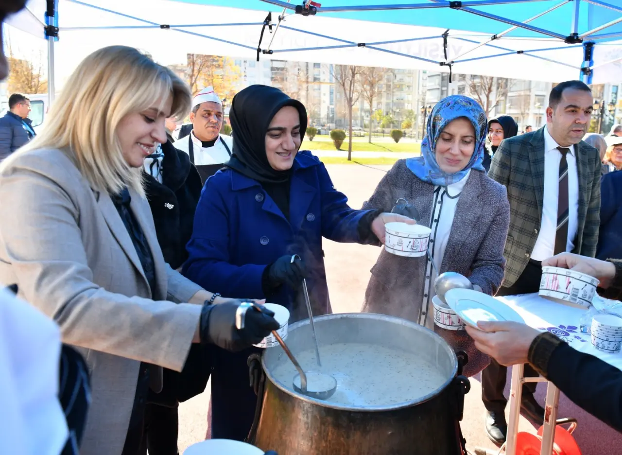 Malatya tarhanası çorbası kazanı ve vatandaşlar