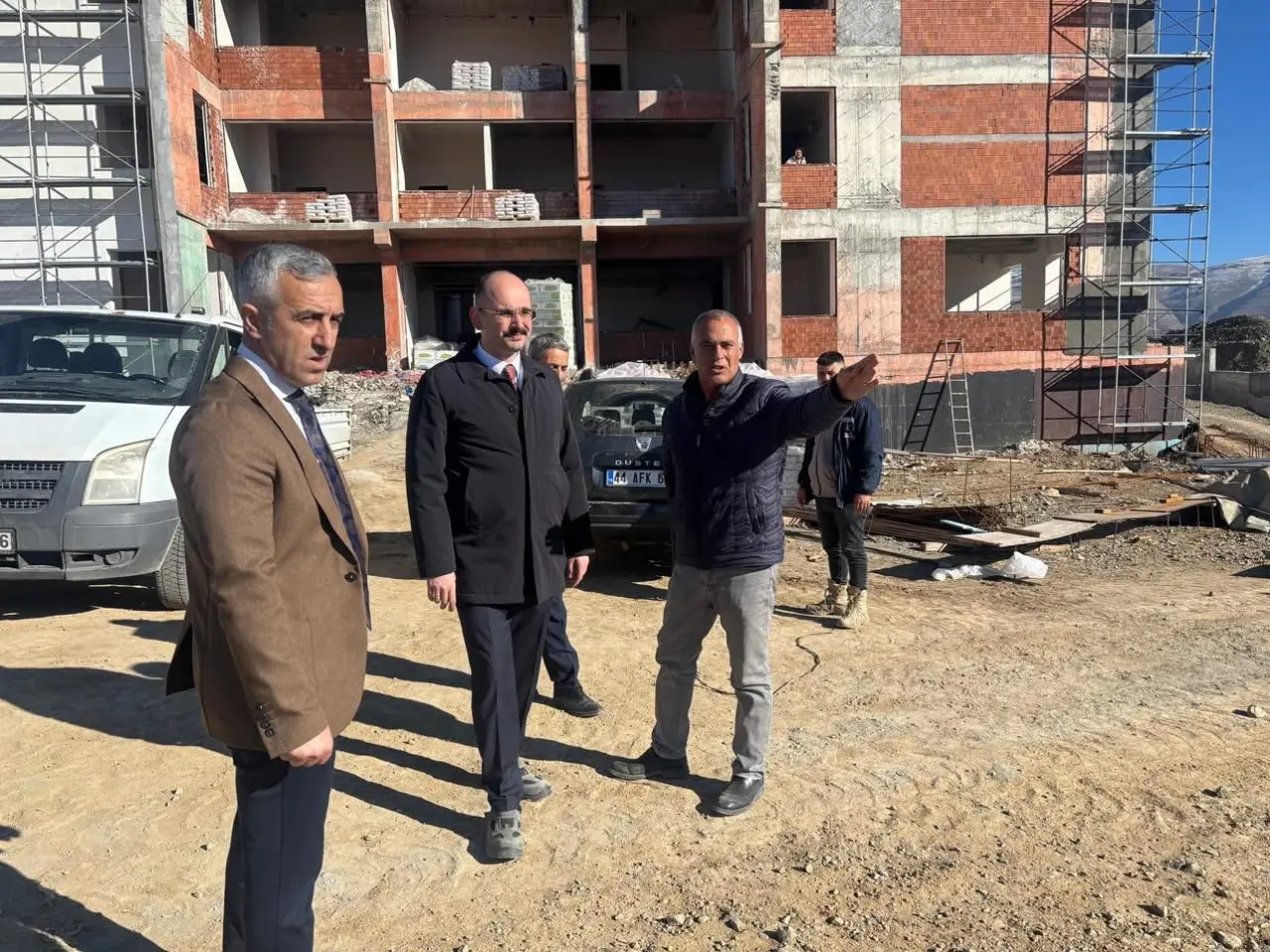 Doğanşehir Kaymakamı Ahmet Fatih Sungur okul inşaatı incelemesi