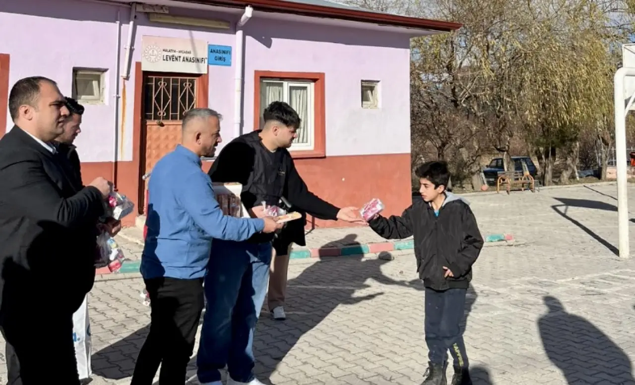 Akçadağ kırsal okul projesi kırtasiye yardımı ve öğrenciler