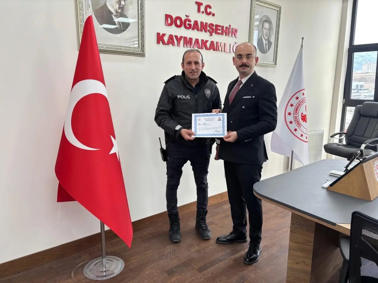 Doğanşehir Kaymakamı Ahmet Fatih Sungur başarı belgesi takdimi